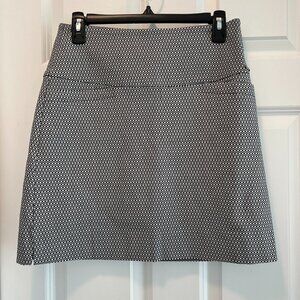 NWOT!!   S.C.&Co Skort Size S, B&W Geo Print, Pockets Tummy Control Stretch